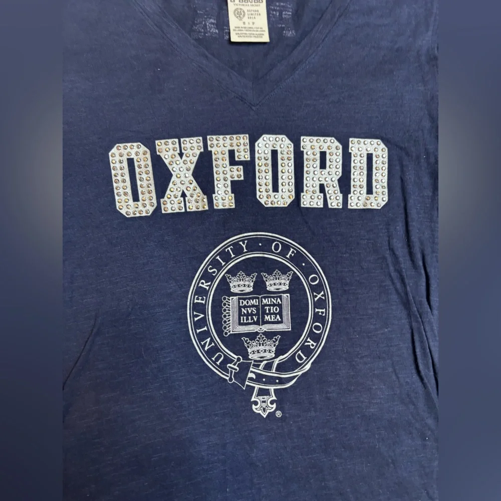 Oxford Crest Navy V-Neck Tee Victoria’s Secret size small - Picture 2 of 4